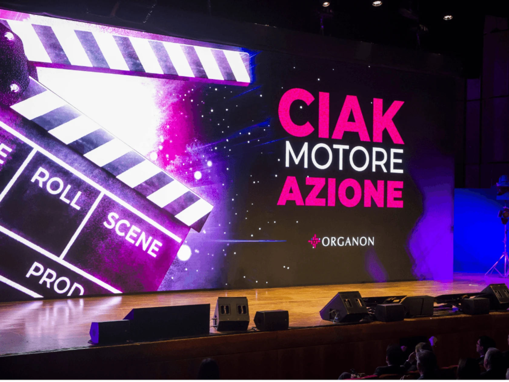 Su invito del cliente, abbiamo contribuito a confezionare un evento caratterizzato da una costante spettacolarizzazione delle fasi di lavoro, su un canovaccio che ricalcava stili e formati dell’intrattenimento cinematografico e televisivo.