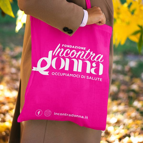 Abbiamo aiutato IncontraDonna nel suo percorso di branding, con la realizzazione del nuovo logo e delle Brand Guidelines. Da 4 anni, nel mese di Ottobre, ci occupiamo della comunicazione delle iniziative legate al Frecciarosa. Organizziamo eventi social e abbiamo sviluppato l’App PianetaSeno, uno spazio digitale educativo, ma anche un riferimento per conoscere i centri di screening e di senologia nel territorio.