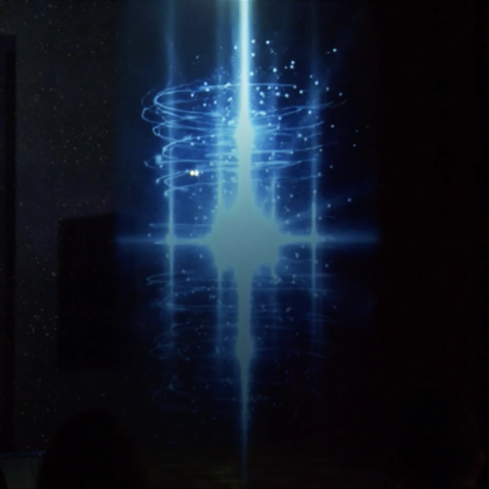 Abbiamo progettato e dato vita ad un “effetto speciale” di forte impatto, che ha avuto luogo durante le sessioni dell’evento. Alcuni speaker, pur non essendo fisicamente presenti in sala, sono intervenuti attraverso la tecnologia dell’ologramma: una modalità di partecipazione inusuale di grande impatto, che ci ha consentito di valorizzare ulteriormente gli argomenti dibattuti durante l’evento.