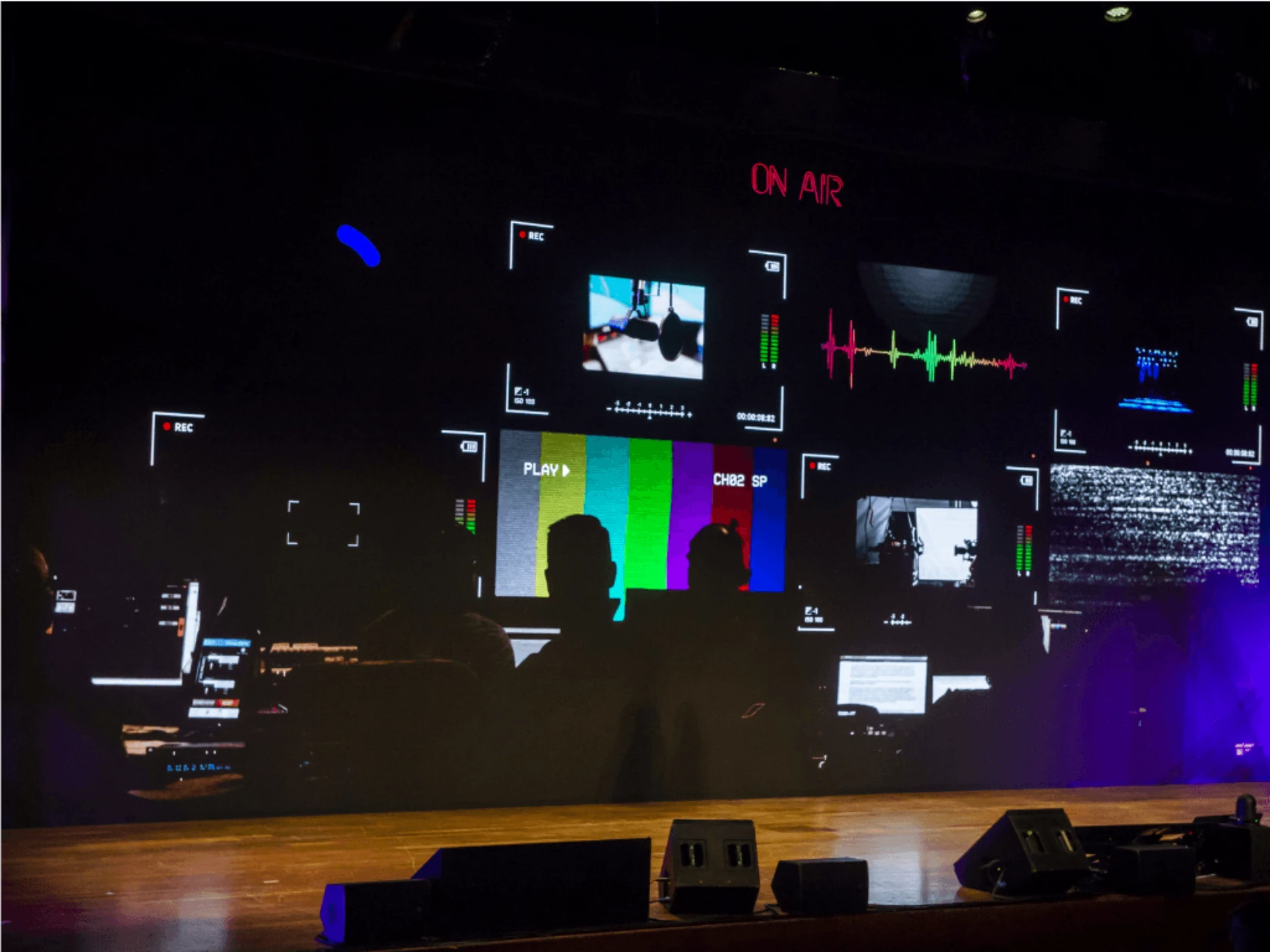 A partire dal titolo “Ciak, Motore, Azione!”, l’evento è stato sviluppato su una scaletta agile e scorrevole, scadenzata con un timing oliatissimo dalla regia, come nelle migliori trasmissioni televisive. I diversi momenti della riunione sono stati plasmati in modo da intrigare l’attenzione del pubblico, spettacolarizzando i contenuti tecnici delle presentazioni e trasformando i relatori in un cast di co-protagonisti che hanno invogliato la partecipazione di tutti i presenti.