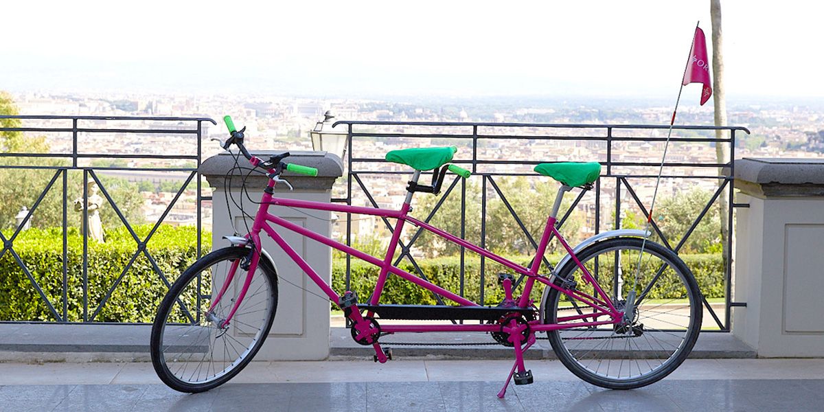 La popolazione Organon Italia è stata accolta nel prestigioso scenario di Villa Miani a Roma con la consegna di un simbolico passaporto, un gadget da noi creato per raccogliere i ricordi della giornata in formato polaroid. Nei diversi angoli panoramici della villa, che domina Roma, sono state collocate delle installazioni legate al tema del viaggio - una mongolfiera, un tandem, un timone, rigorosamente rosa Organon - accompagnate da fotocamere istantanee stile polaroid per catturare il momento. Un video emozionale - da noi realizzato anche con il contributo dei dipendenti - ha aperto la riunione plenaria, durante la quale abbiamo ingaggiato i presenti con un quiz interattivo, sviluppato dal nostro team digital.