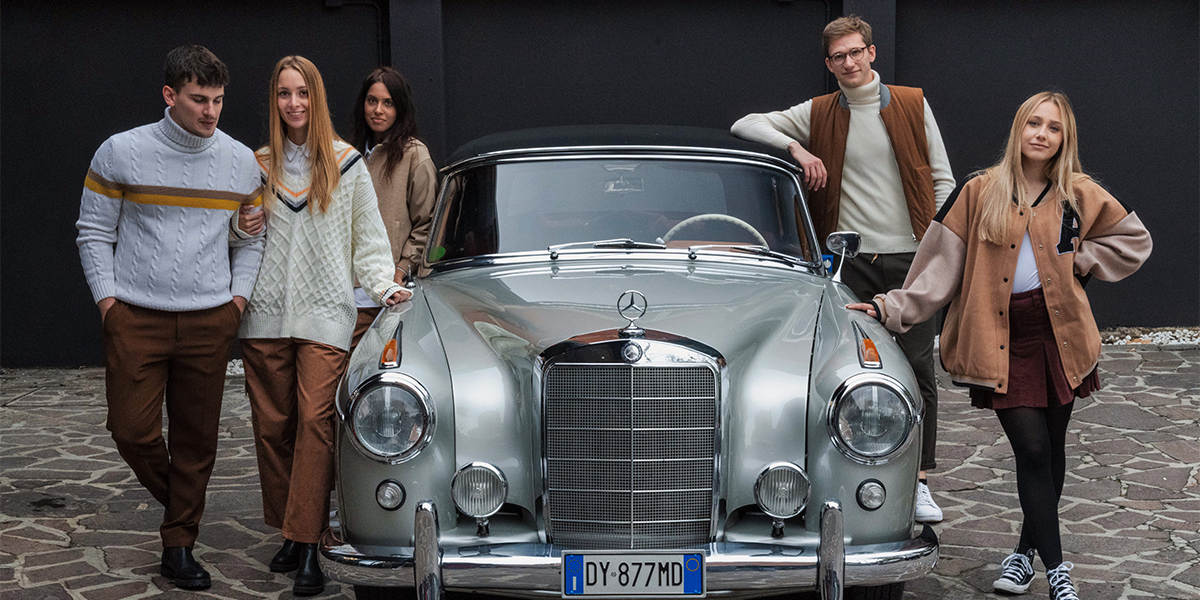 Oltre alla progettazione architettonica dello stand - che occupava un’area di 300 mq - dedicato alla storia della Stella e delle sue coupé, ci siamo occupati della creatività dei pannelli espositivi. Abbiamo inoltre partecipato alla produzione della parata che ha visto sfilare più di 15 vetture storiche lungo le strade della città, incuriosendo tantissimi appassionati del classic, in linea con strategia di Mercedes-Benz “Defining Class Since 1886”. Dell’evento abbiamo curato la regia, la selezione dei figuranti e lo styling dei costumi. Per arricchire ulteriormente l’experience in Fiera, abbiamo realizzato delle card Spotify da regalare ai visitatori, con due “compilation” musicali legate agli anni di fabbricazione dei modelli storici esposti. L’esperienza musicale era estesa alle vetture, al cui interno, come in un viaggio temporale, ogni visita azionava una cassa che riproduceva brani dell’epoca. Una full immersion nella storia e nella classe.