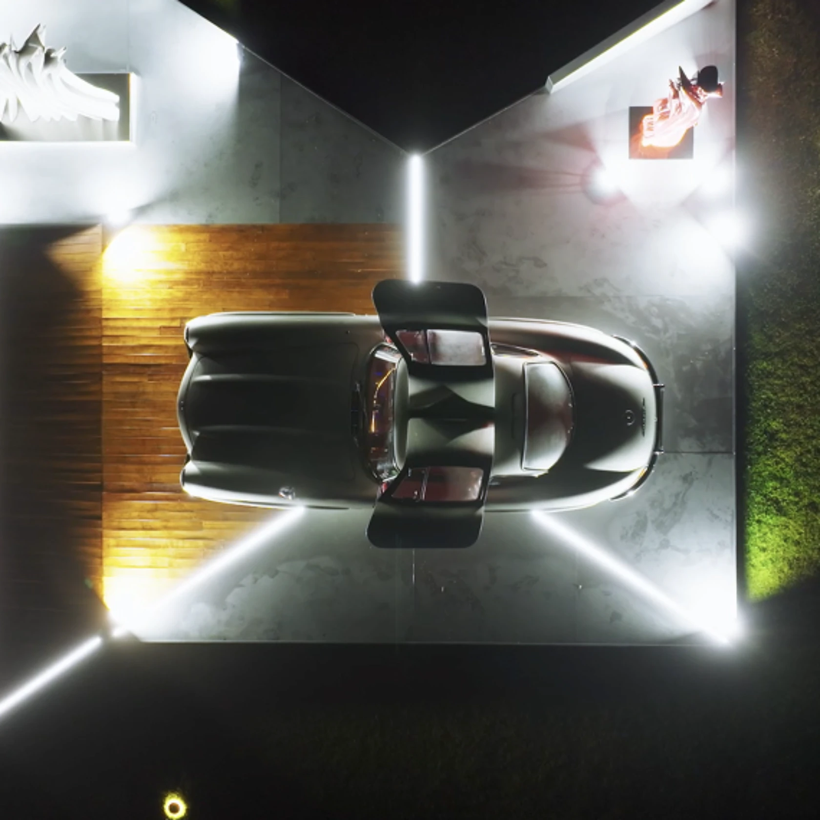 In un ritmatissimo video di 50 secondi abbiamo catturato incroci evocativi di immagini e di luci, cucendo le diverse suggestioni del panorama sardo fra la golden e la blue hour, lungo quali si dipana un viaggio cadenzato dal richiamo dell’ispirazione. Le features della nuova SL e le attrattive del Phi Beach fluiscono le une nelle altre, in un montaggio che esalta l’eleganza delle forme, fra cui emergono due sculture astratte di Pablo Atchugarry, ispirate alla leggendaria 300 SL Ali di Gabbiano, con cui condividono la scena. Diffuso sui canali digital e social di Mercedes-Benz e di Phi Beach, il video integra lo storytelling iniziato con il making of delle opere di Pablo Atchugarry, da noi precedentemente realizzato per la casa della Stella.