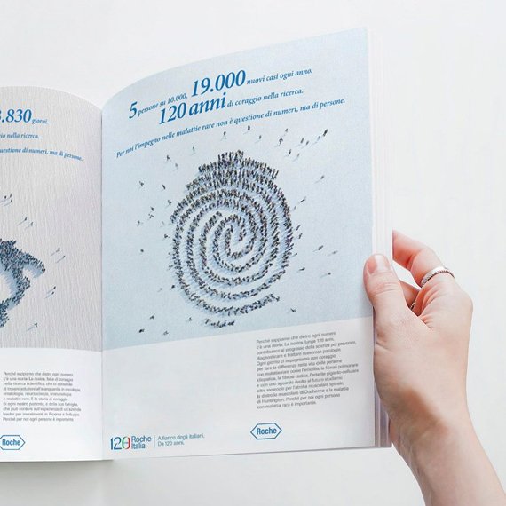 In occasione del suo 120° anniversario, Roche Italia intendeva celebrare la centralità delle persone che l’hanno resa uno dei principali leader di mercato, evidenziando anche le aree terapeutiche che identificano maggiormente l’azienda.