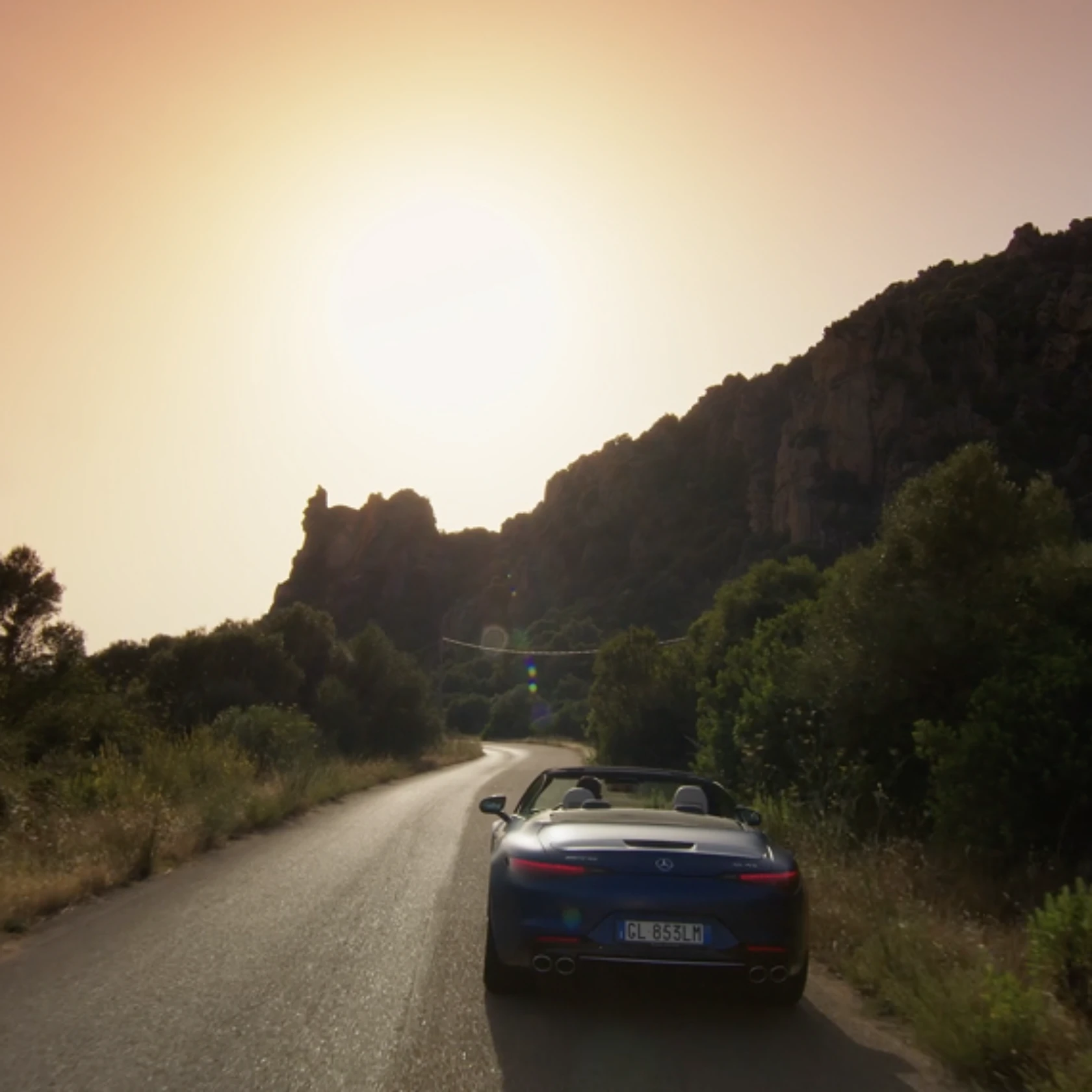 Mercedes-Benz promuove da anni una sponsorizzazione con il Phi Beach, esclusivo club di Baja Sardinia, con cui condivide l’inclinazione per l’eccellenza. In questa ricca combinazione si è intrecciato un progetto che lega l’heritage del più iconico design Mercedes-Benz all’arte.