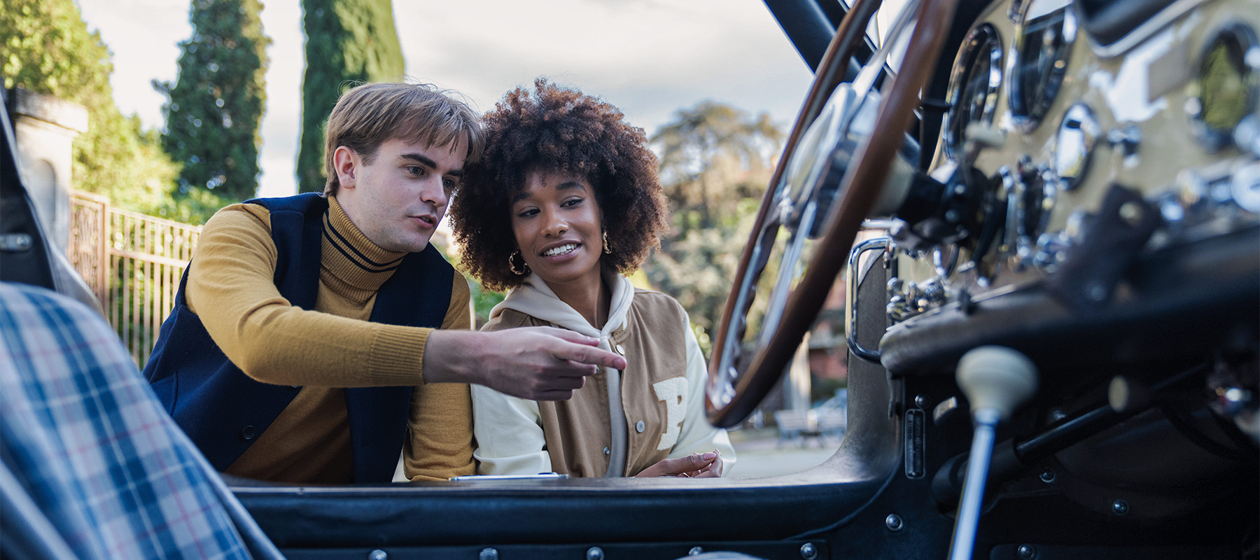 Attorno al concept “Disegnate per fare la storia”, abbiamo disegnato lo spazio espositivo dedicato alle coupé iconiche della casa di Stoccarda, realizzando uno storytelling che presentasse 4 modelli storici della stella e introducesse in anteprima nazionale la Nuova CLE.