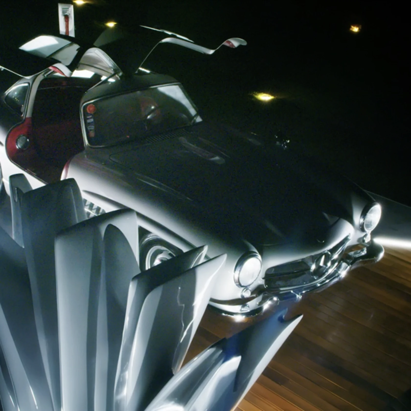 Abbiamo disegnato un intreccio complesso per raccontare le diverse anime della Stella e del luxury hub sardo, realizzando un racconto visivo adrenalinico e spettacolare, in cui la nuova Mercedes-Benz SL e la sua musa, il modello Gullwing del ’54, illuminano lo scenario più cool della Costa Smeralda, interpretando il concetto chiave: L’ispirazione non dorme mai.