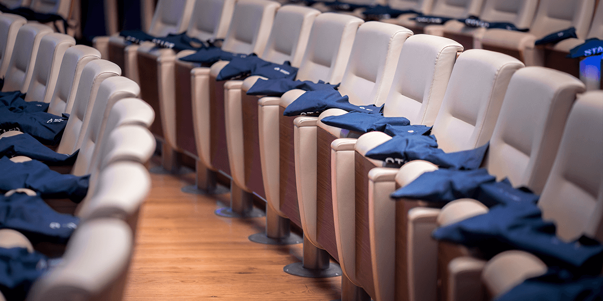 Il concept concordato con il cliente, focalizzato sulle persone di Angelini Pharma Italia, ha interpretato in senso emotivo e spettacolare il tema dell’energia e il momento della convention come inizio del 2024 - Start From Us. Il nuovo anno parte da noi - consolidando la people strategy dell’azienda.