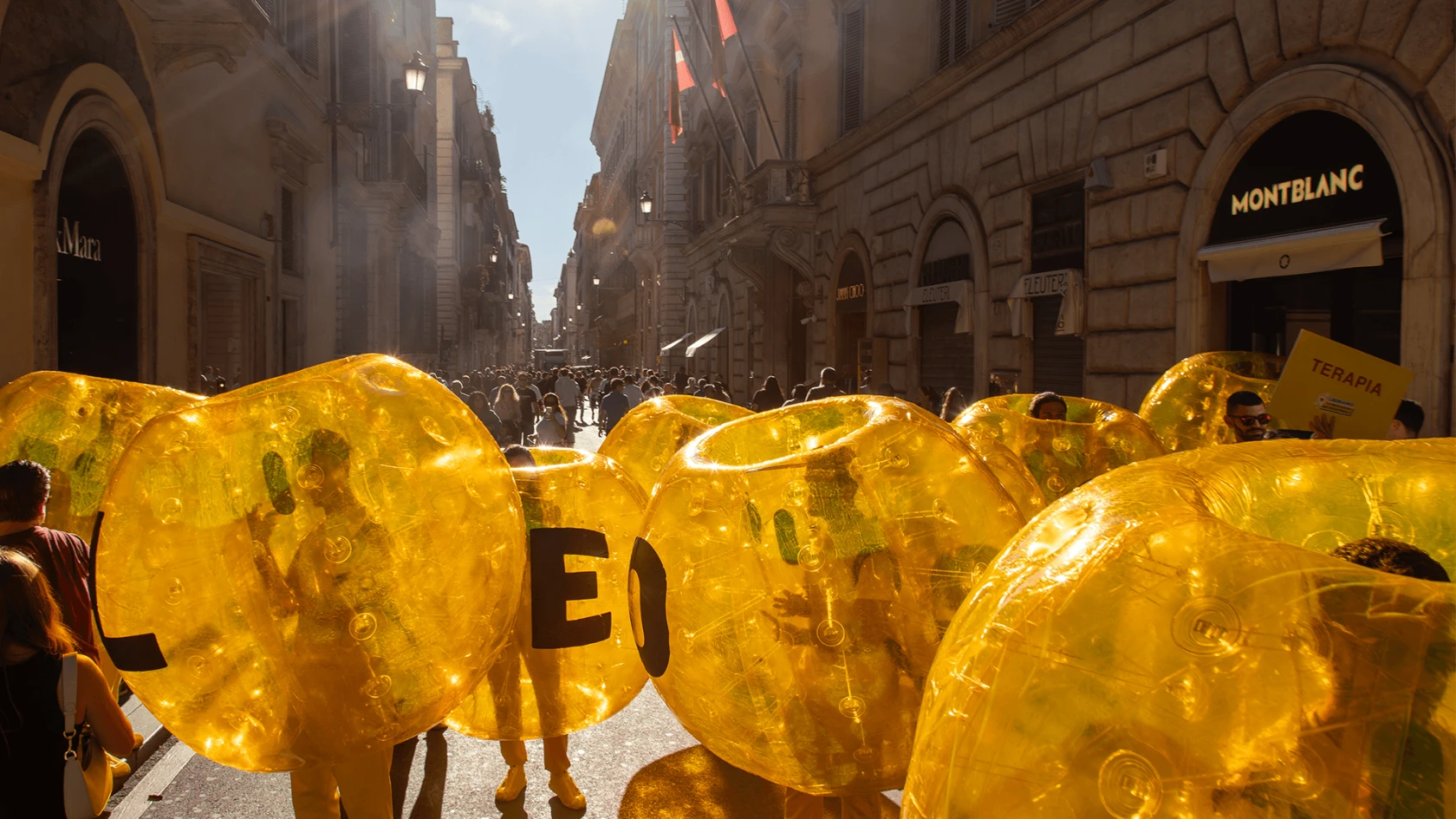 Su richiesta del nostro cliente Daiichi Sankyo Italia abbiamo organizzato un flash mob itinerante: 11 “sfere animate” - 11 come le lettere della parola “colesterolo” - hanno ostacolato la circolazione pedonale nel centro di Roma, durante la giornata mondiale del cuore.